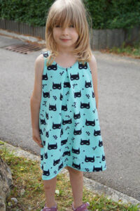 Schnittmuster-Traegerkleid-Kleid-Baby-Kinder-Haengerchen-Pipoca-erbsuende-17