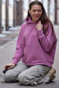 Schnittmuster-oversize-sweater-hoodie-kapuze-bauchtasche-Avela-erbsuende-13