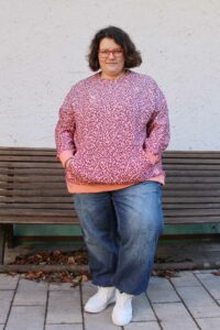 Schnittmuster-oversize-sweater-hoodie-kapuze-bauchtasche-Avela-erbsuende-46