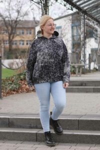 Schnittmuster-oversize-sweater-hoodie-kapuze-bauchtasche-Avela-erbsuende-8