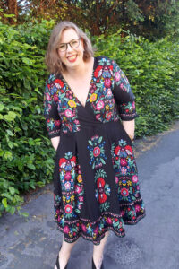 Schnittmuster-Damen-Kleid-Maxikleid-Ruesche-wickeloptik-erbsuende-maringa-plus-size-curvy-14