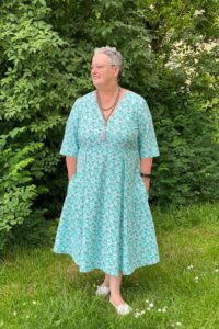 Schnittmuster-Damen-Kleid-Maxikleid-Ruesche-wickeloptik-erbsuende-maringa-plus-size-curvy-28