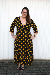 Schnittmuster-Damen-Kleid-Maxikleid-Ruesche-wickeloptik-erbsuende-maringa-plus-size-curvy-4