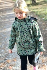 Schnittmuster-Kinder-Jacke-Softshell-Uebergangsjacke-Regenjacke-Pirulito-erbsuende-