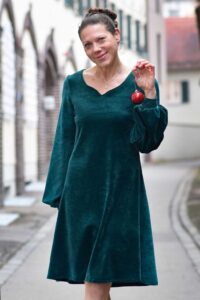 Schnittmuster-Kleid-A-Linie-Herzausschnitt-Ballonaermel-V-Ausschnitt-Varianten-Jersey-Floriana-erbsuende-24