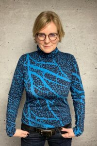 Schnittmuster-Caju-Rolli-Shirt-Rundhals-Kapuze-Oberteil-erbsuende-a