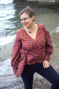 Schnittmuster-Wickelbluse-Damen-Bluse-Pimenta-Schleife-Manschetten-erbsuende-12