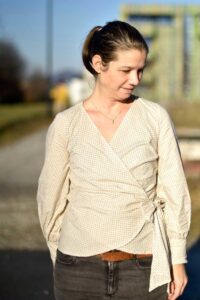 Schnittmuster-Wickelbluse-Damen-Bluse-Pimenta-Schleife-Manschetten-erbsuende-14