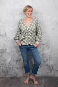Schnittmuster-Wickelbluse-Damen-Bluse-Pimenta-Schleife-Manschetten-erbsuende-19