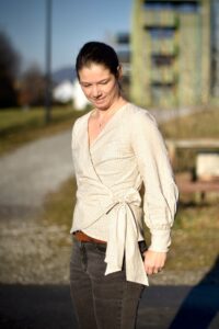 Schnittmuster-Wickelbluse-Damen-Bluse-Pimenta-Schleife-Manschetten-erbsuende-39
