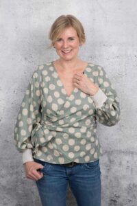 Schnittmuster-Wickelbluse-Damen-Bluse-Pimenta-Schleife-Manschetten-erbsuende-48