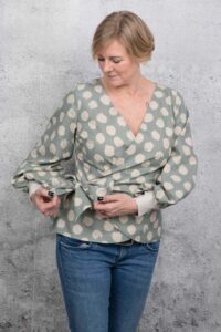 Schnittmuster-Wickelbluse-Damen-Bluse-Pimenta-Schleife-Manschetten-erbsuende-63