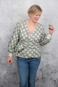 Schnittmuster-Wickelbluse-Damen-Bluse-Pimenta-Schleife-Manschetten-erbsuende-79
