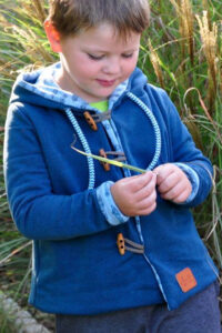 Schnittmuster-kinder-wolljacke-uebergangsjacke-jacke-cardigan-erbsuende-Jovem-17