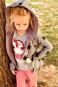 Schnittmuster-kinder-wolljacke-uebergangsjacke-jacke-cardigan-erbsuende-Jovem-9