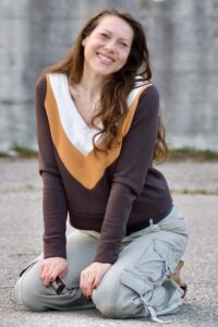 Schnittmuster-sweater-kleid-colourblocking-einsatz-v-ausschnitt-amante-erbsuende-3