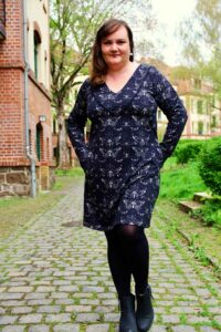 Schnittmuster-sweater-kleid-colourblocking-einsatz-v-ausschnitt-amante-erbsuende-32
