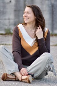 Schnittmuster-sweater-kleid-colourblocking-einsatz-v-ausschnitt-amante-erbsuende-33