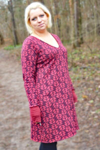Schnittmuster-sweater-kleid-colourblocking-einsatz-v-ausschnitt-amante-erbsuende-38