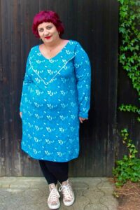 Schnittmuster-sweater-kleid-colourblocking-einsatz-v-ausschnitt-amante-erbsuende-45