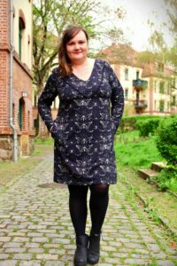 Schnittmuster-sweater-kleid-colourblocking-einsatz-v-ausschnitt-amante-erbsuende-54