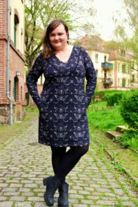 Schnittmuster-sweater-kleid-colourblocking-einsatz-v-ausschnitt-amante-erbsuende-6