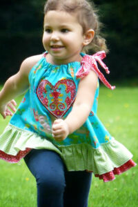 Schnittmuster-Alegria-Kinder-Kleid-Tunika-Kleidchen-Haengerchen-erbsuende-33