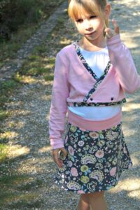 Schnittmuster-Kinder-Wickeljacke-Bolero-Jacke-erbsuende-Mariposa-11