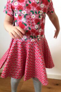 Schnittmuster-Kleid-Jersey-Rueschen-Tellerrock-Skaterkleid-Pulapula-erbsuende-9