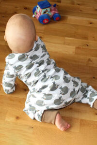Schnittmuster-Baby-Kinder-Overall-Pyjama-Schlafanzug-Siesta-erbsuende-15