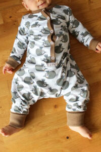 Schnittmuster-Baby-Kinder-Overall-Pyjama-Schlafanzug-Siesta-erbsuende-16