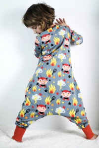 Schnittmuster-Baby-Kinder-Overall-Pyjama-Schlafanzug-Siesta-erbsuende-17
