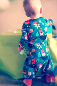Schnittmuster-Baby-Kinder-Overall-Pyjama-Schlafanzug-Siesta-erbsuende-2