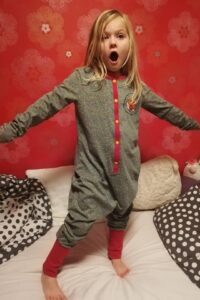 Schnittmuster-Baby-Kinder-Overall-Pyjama-Schlafanzug-Siesta-erbsuende-3